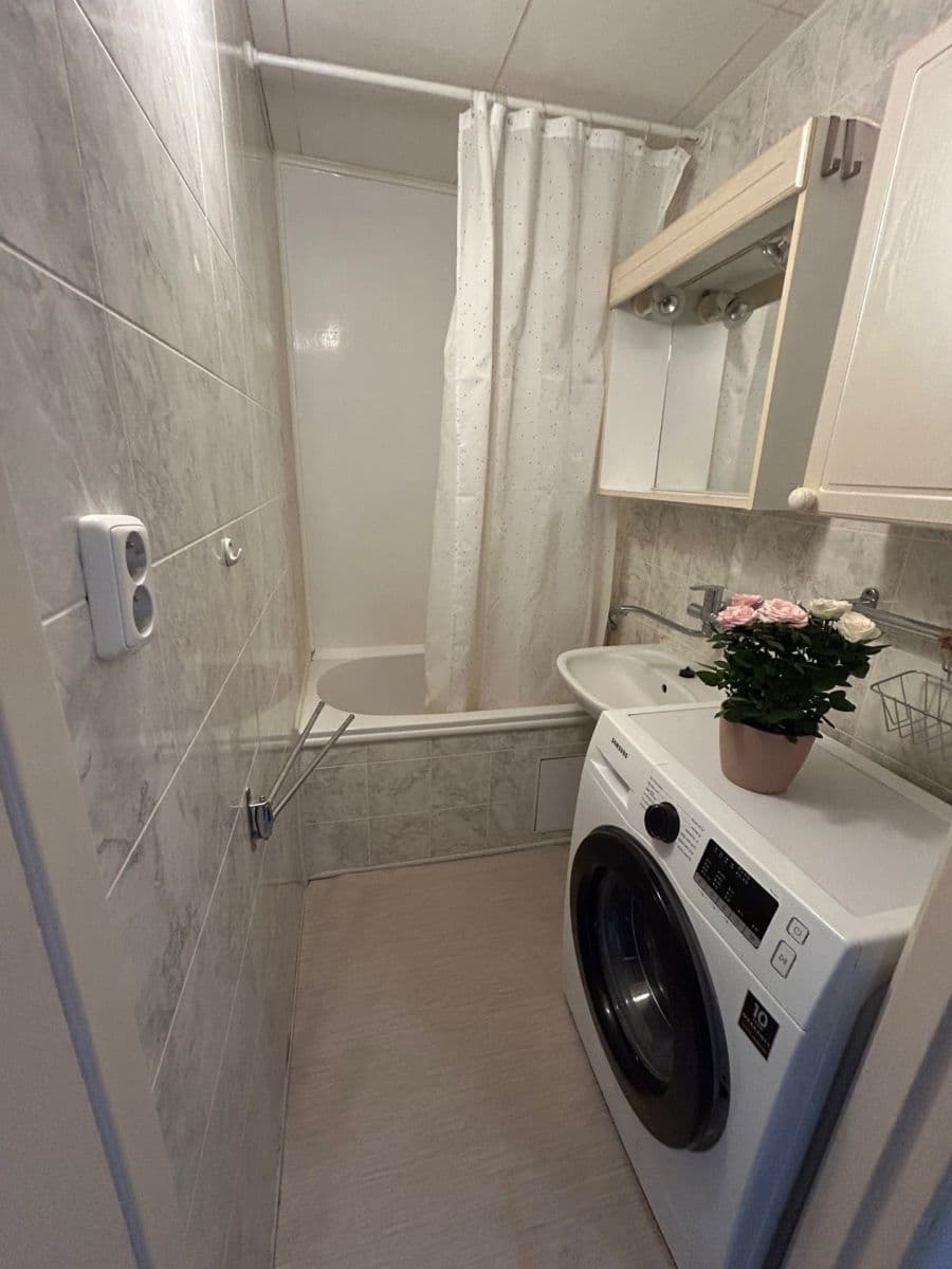 Prenájom bytu 1-izbový 55 m², Poznaňská, Praha, Praha Prenájom bytu 1-izbový 55 m², Poznaňská, Praha, Praha