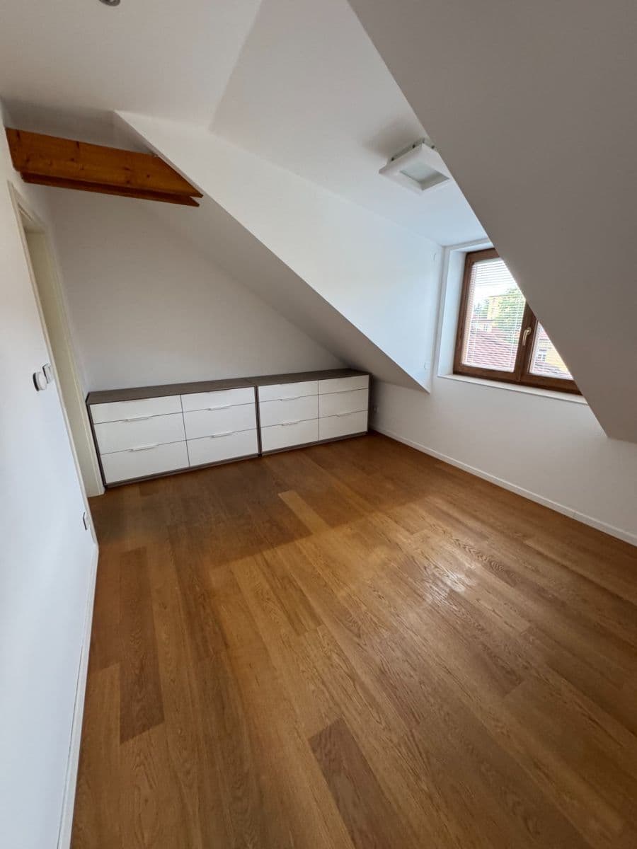 Prenájom bytu 3-izbový 114 m², Fráni Šrámka, Praha, Praha Prenájom bytu 3-izbový 114 m², Fráni Šrámka, Praha, Praha