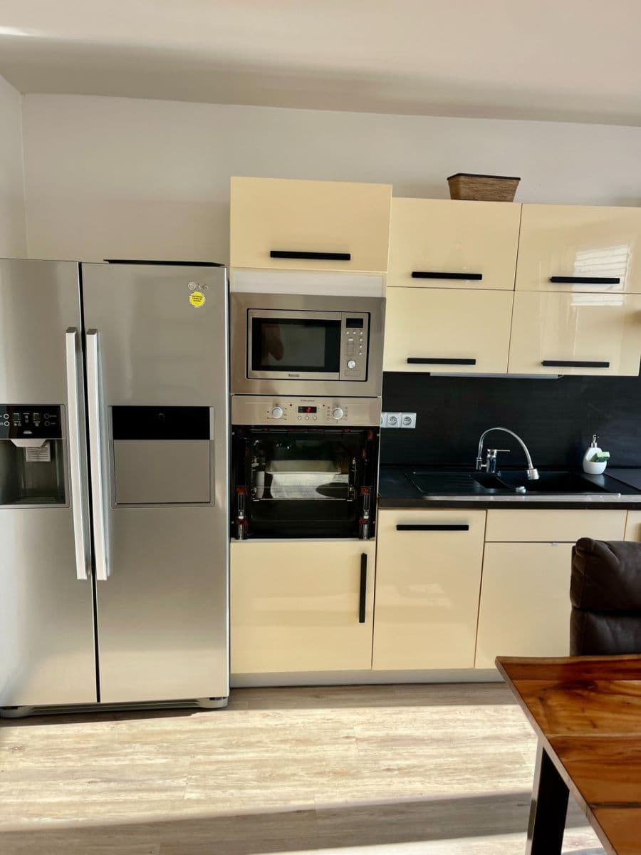 Prenájom bytu 4-izbový 81 m², Písečná, Praha, Praha Prenájom bytu 4-izbový 81 m², Písečná, Praha, Praha