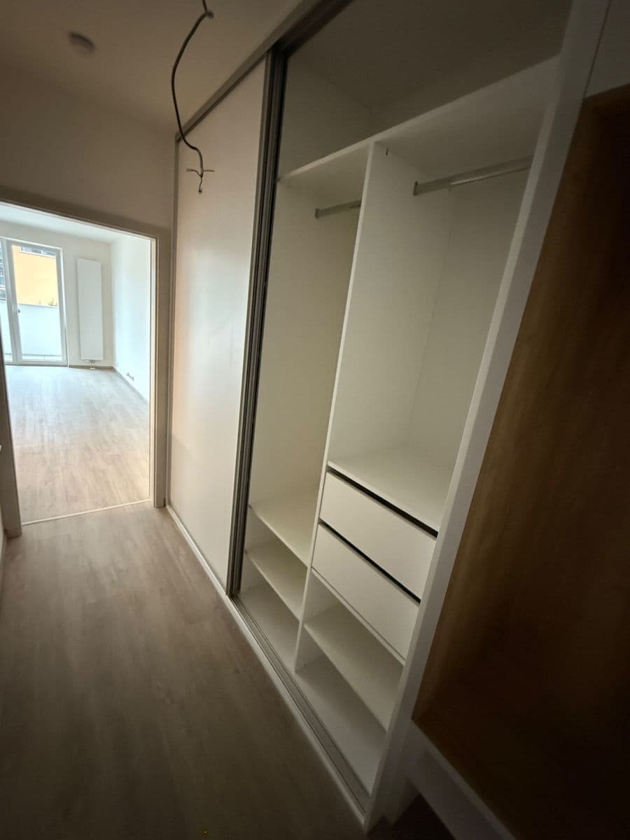 Prenájom bytu 1-izbový 37 m², Nad Stráněmi, Zlín, Zlínský kraj Prenájom bytu 1-izbový 37 m², Nad Stráněmi, Zlín, Zlínský kraj