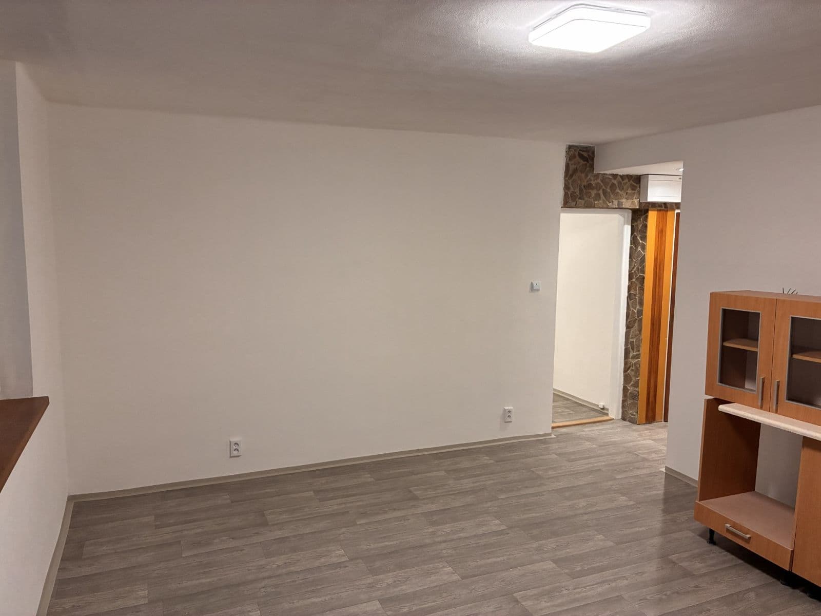 Prenájom bytu 4-izbový 64 m², J. A. Komenského, Meziboří, Ústecký kraj Prenájom bytu 4-izbový 64 m², J. A. Komenského, Meziboří, Ústecký kraj