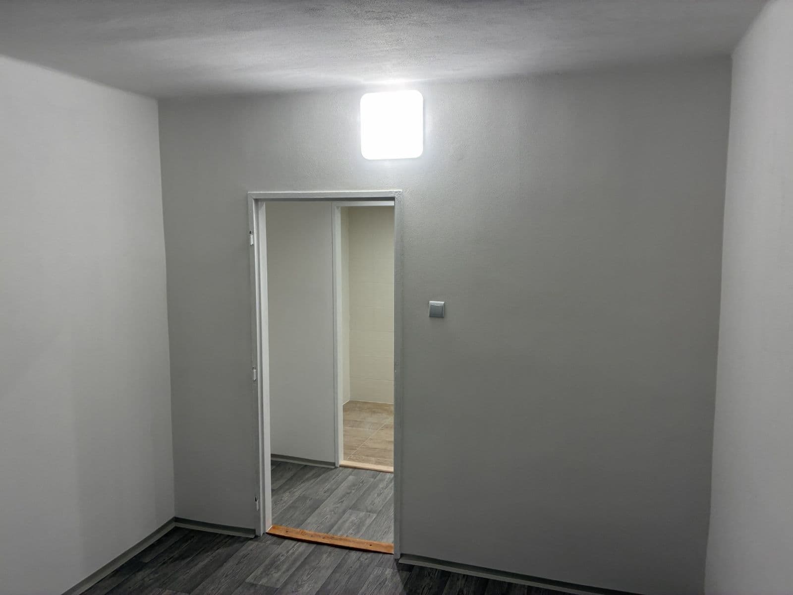 Prenájom bytu 4-izbový 64 m², J. A. Komenského, Meziboří, Ústecký kraj Prenájom bytu 4-izbový 64 m², J. A. Komenského, Meziboří, Ústecký kraj