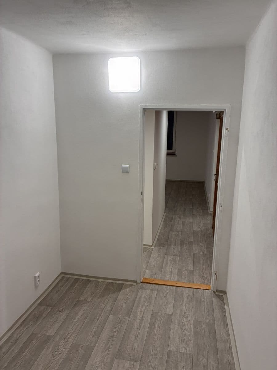 Prenájom bytu 4-izbový 64 m², J. A. Komenského, Meziboří, Ústecký kraj Prenájom bytu 4-izbový 64 m², J. A. Komenského, Meziboří, Ústecký kraj