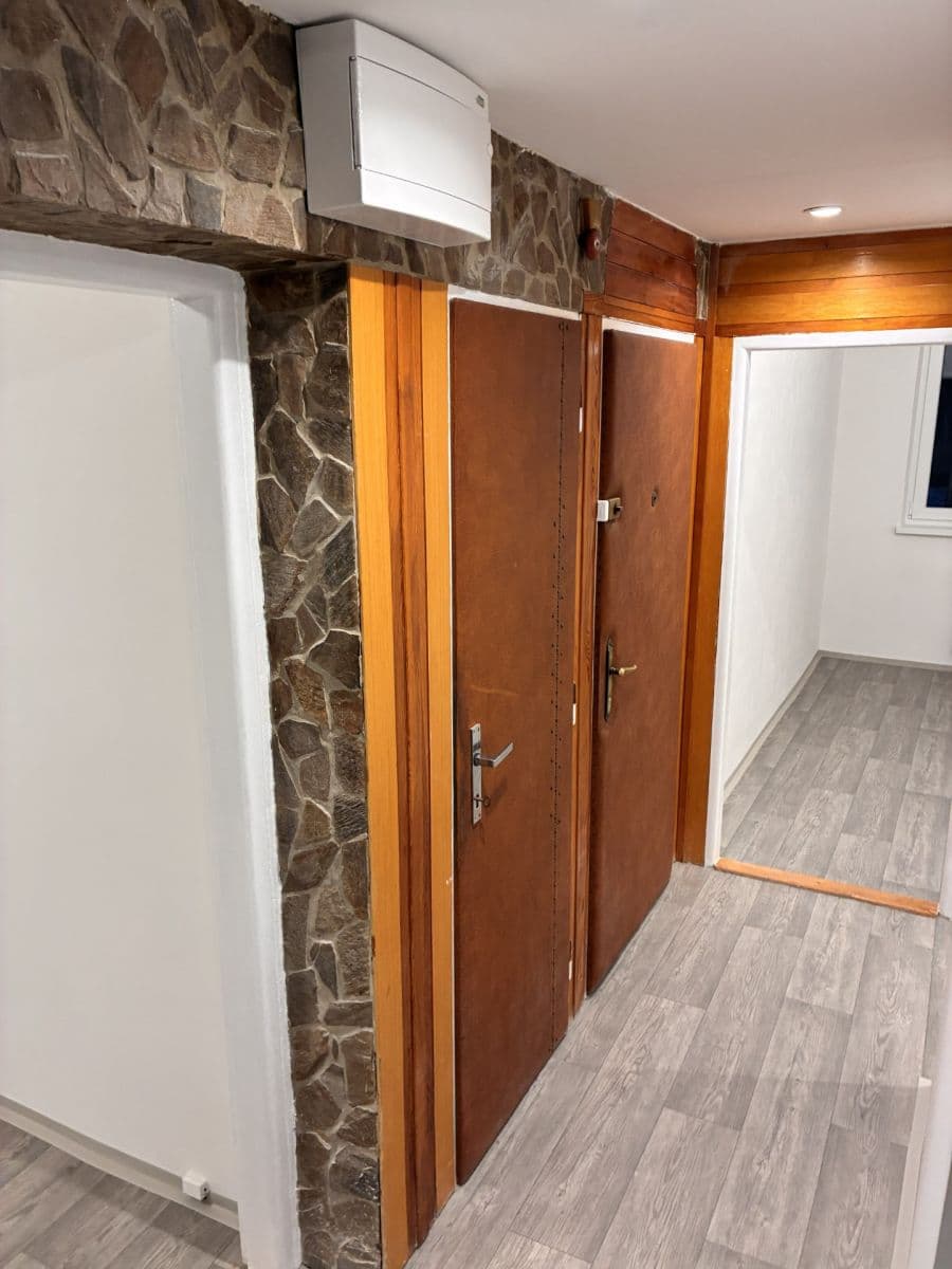 Prenájom bytu 4-izbový 64 m², J. A. Komenského, Meziboří, Ústecký kraj Prenájom bytu 4-izbový 64 m², J. A. Komenského, Meziboří, Ústecký kraj