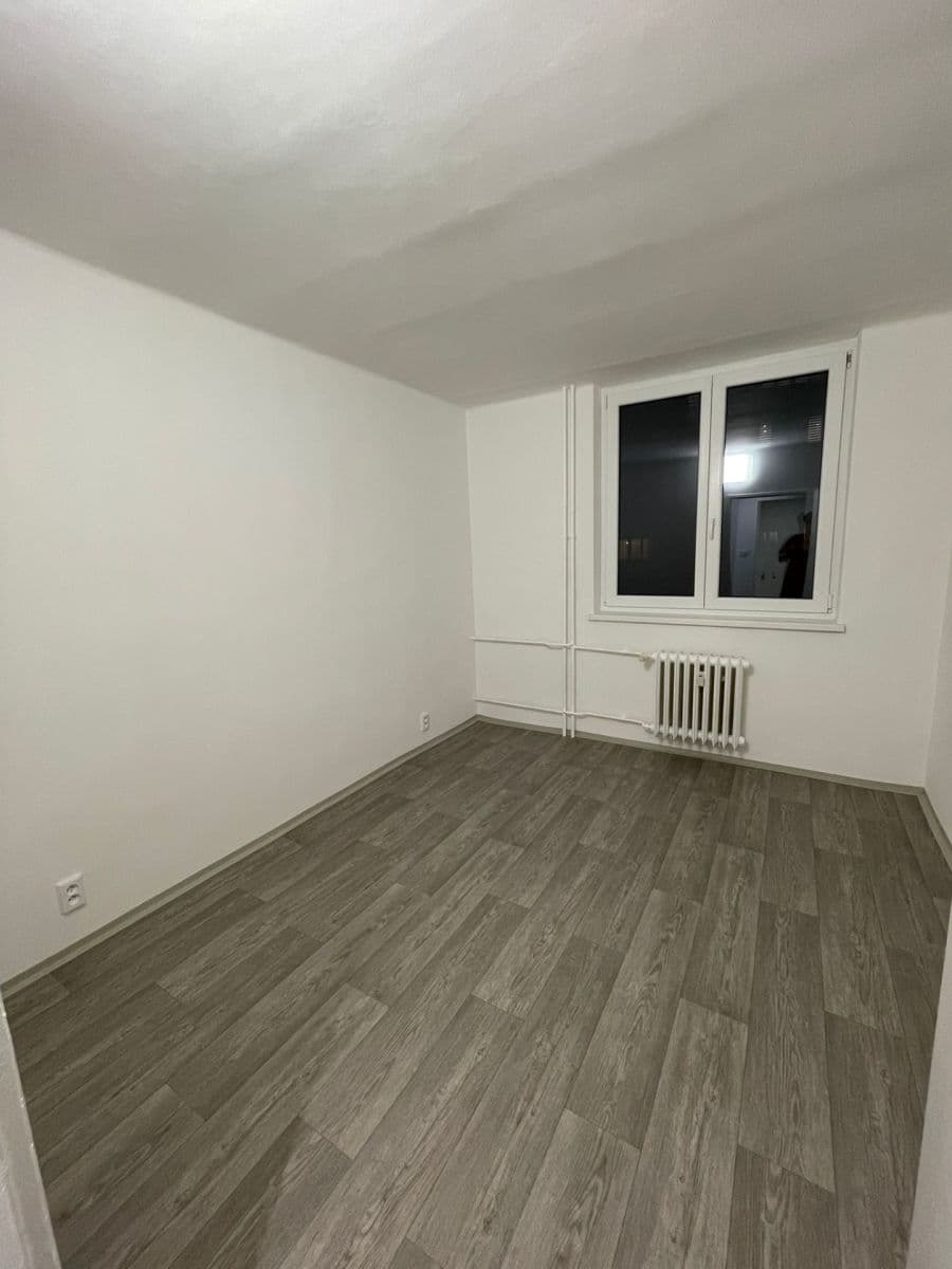 Prenájom bytu 4-izbový 64 m², J. A. Komenského, Meziboří, Ústecký kraj Prenájom bytu 4-izbový 64 m², J. A. Komenského, Meziboří, Ústecký kraj