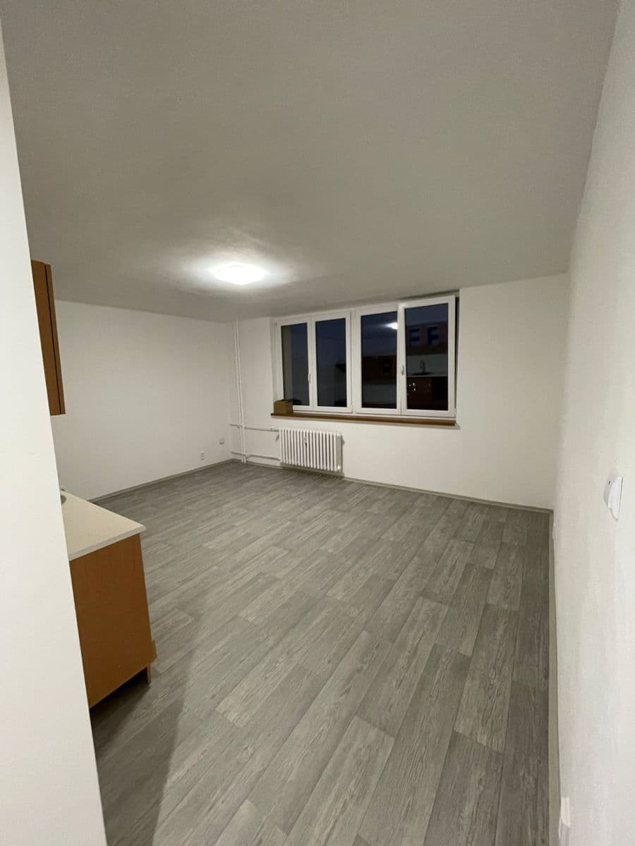 Prenájom bytu 4-izbový 64 m², J. A. Komenského, Meziboří, Ústecký kraj Prenájom bytu 4-izbový 64 m², J. A. Komenského, Meziboří, Ústecký kraj