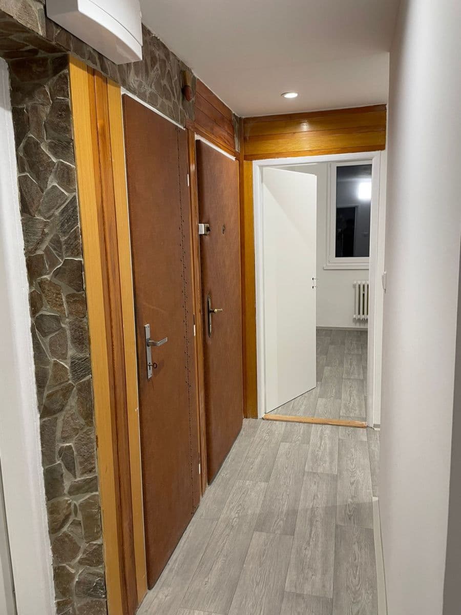 Prenájom bytu 4-izbový 64 m², J. A. Komenského, Meziboří, Ústecký kraj Prenájom bytu 4-izbový 64 m², J. A. Komenského, Meziboří, Ústecký kraj