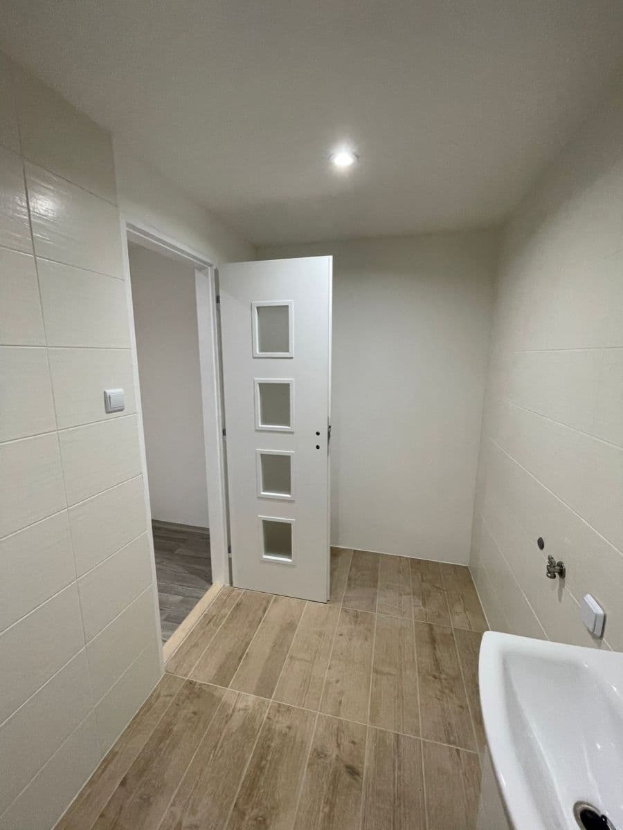 Prenájom bytu 4-izbový 64 m², J. A. Komenského, Meziboří, Ústecký kraj Prenájom bytu 4-izbový 64 m², J. A. Komenského, Meziboří, Ústecký kraj