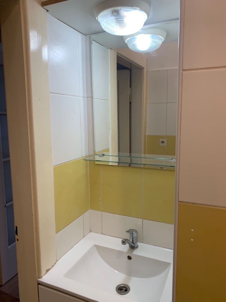 Prenájom bytu 2-izbový 54 m², 28. pluku, Praha, Praha Prenájom bytu 2-izbový 54 m², 28. pluku, Praha, Praha