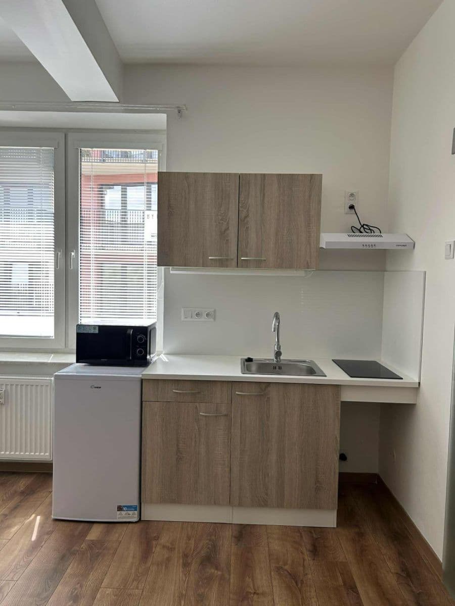 Prenájom bytu 1-izbový 27 m², Suchdolské náměstí, Praha, Praha Prenájom bytu 1-izbový 27 m², Suchdolské náměstí, Praha, Praha