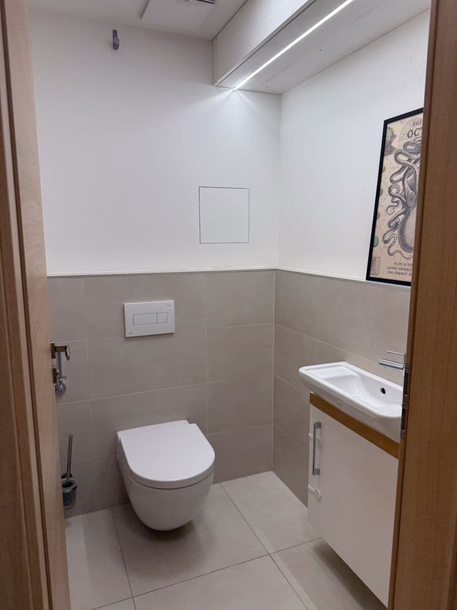 Prenájom bytu 3-izbový 85 m², Nekvasilova, Praha, Praha Prenájom bytu 3-izbový 85 m², Nekvasilova, Praha, Praha