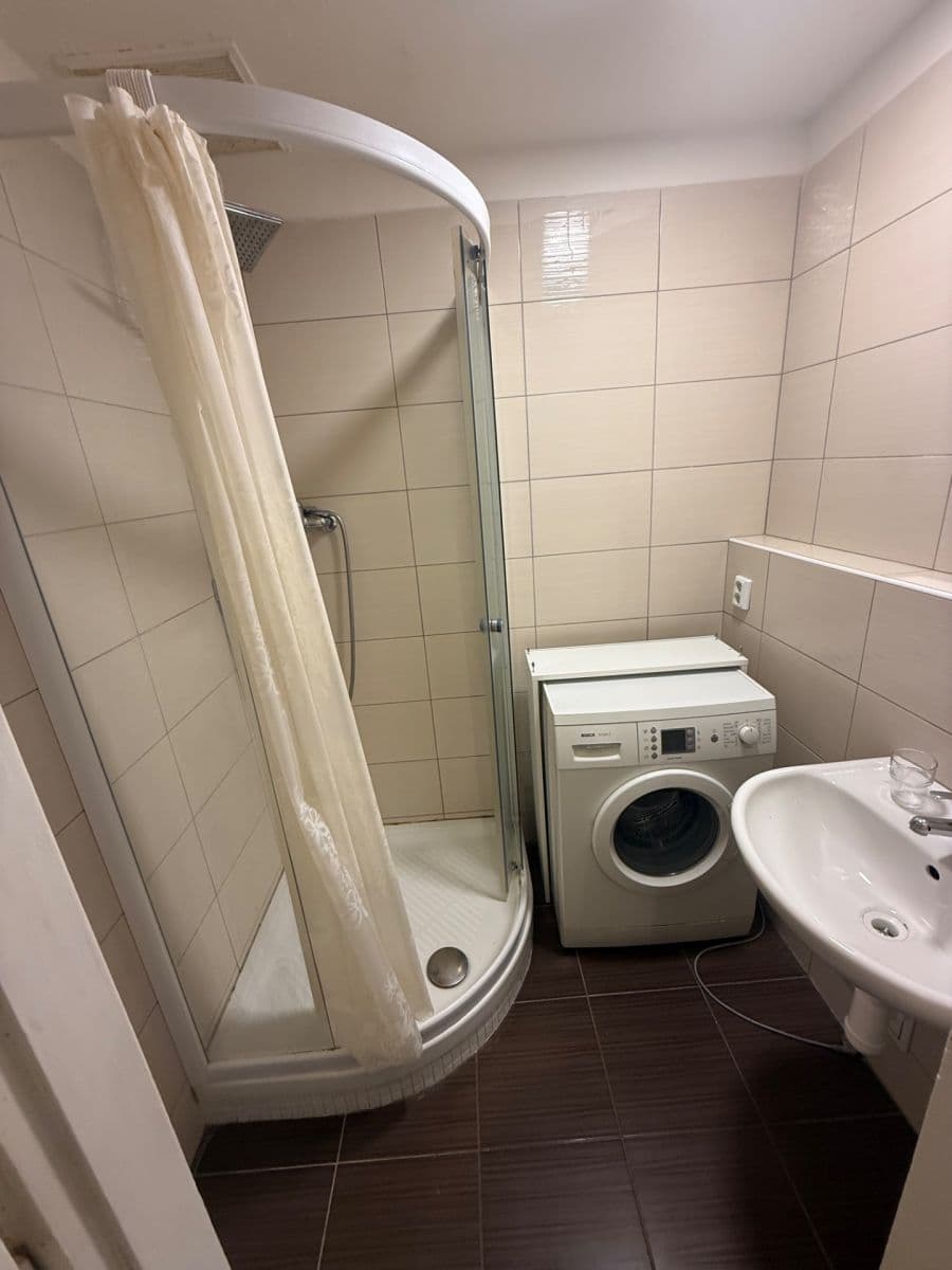 Prenájom bytu 1-izbový 28 m², Komunardů, Praha, Praha Prenájom bytu 1-izbový 28 m², Komunardů, Praha, Praha