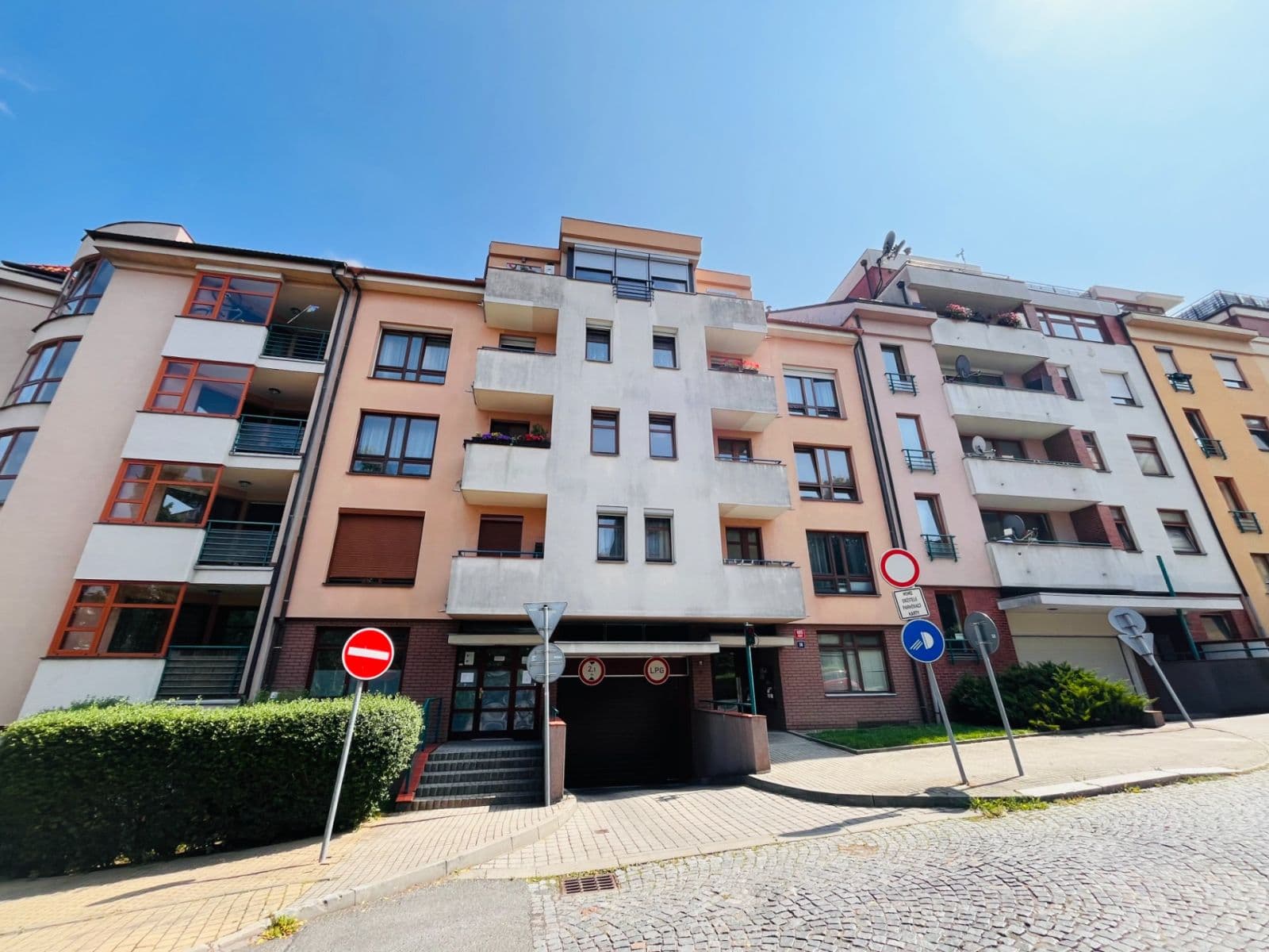 Prenájom garáže 15 m², Břevnovská, Praha, Praha Prenájom garáže 15 m², Břevnovská, Praha, Praha