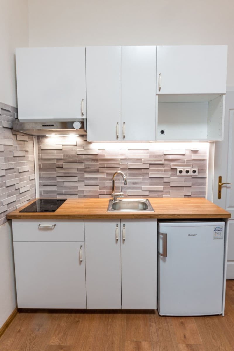 Prenájom bytu 1-izbový 28 m², Husovo náměstí, Hostivice, Středočeský kraj Prenájom bytu 1-izbový 28 m², Husovo náměstí, Hostivice, Středočeský kraj