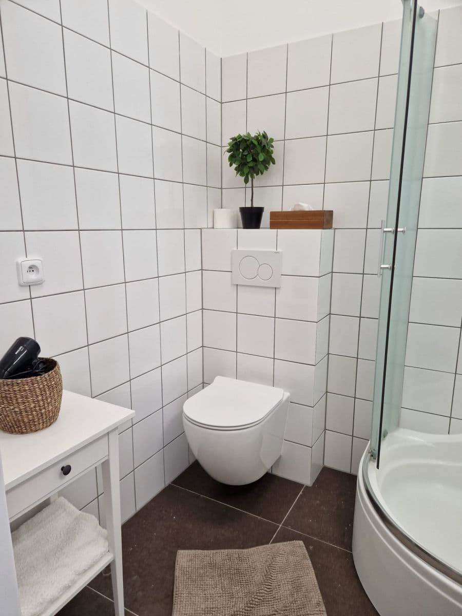 Prenájom bytu 1-izbový 28 m², Husovo náměstí, Hostivice, Středočeský kraj Prenájom bytu 1-izbový 28 m², Husovo náměstí, Hostivice, Středočeský kraj