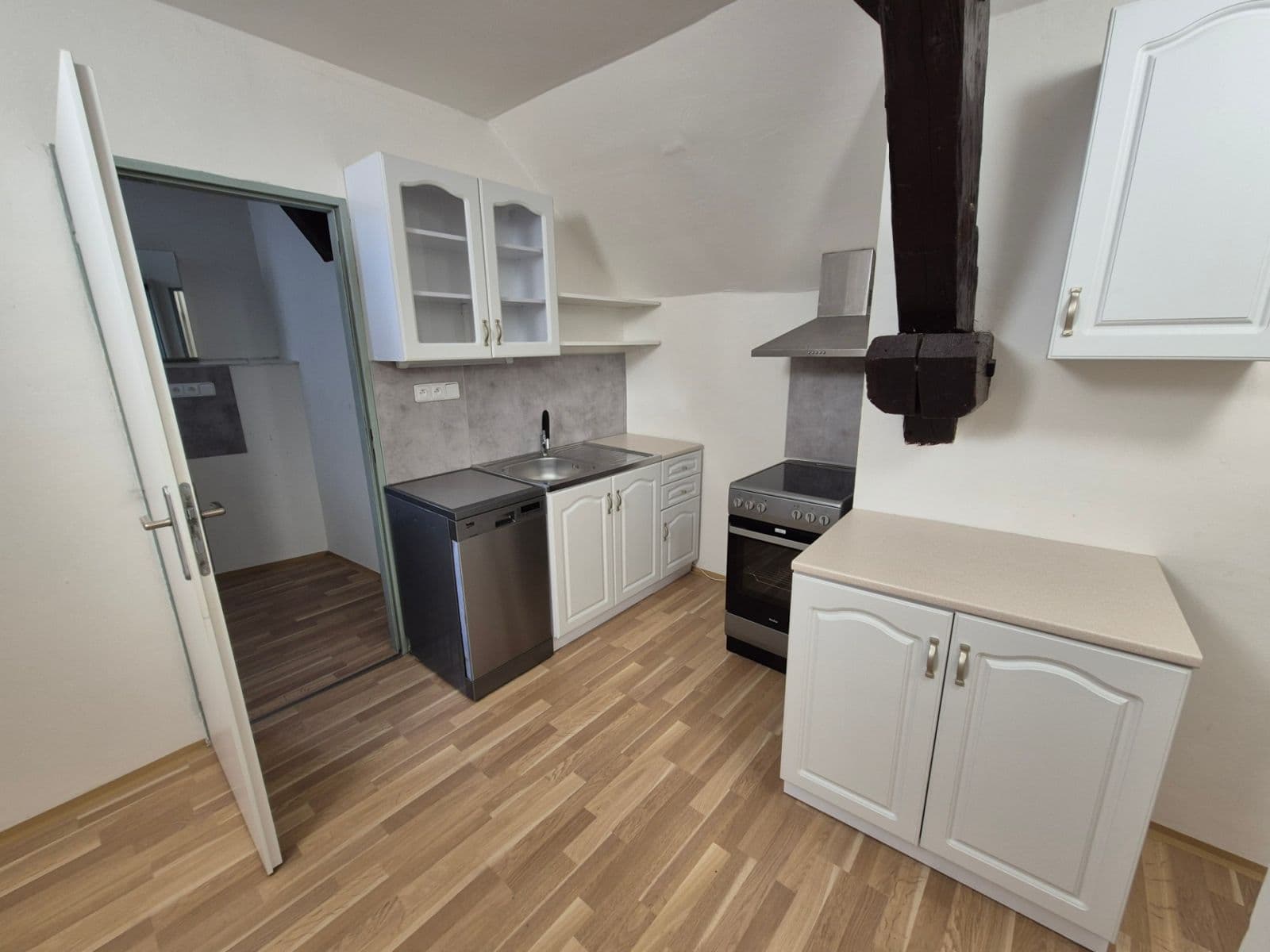 Prenájom domu 510 m², pozemok 1.000 m², Náves sv. Petra a Pavla, Zlatníky-Hodkovice, Středočeský kraj Prenájom domu 510 m², pozemok 1.000 m², Náves sv. Petra a Pavla, Zlatníky-Hodkovice, Středočeský kraj