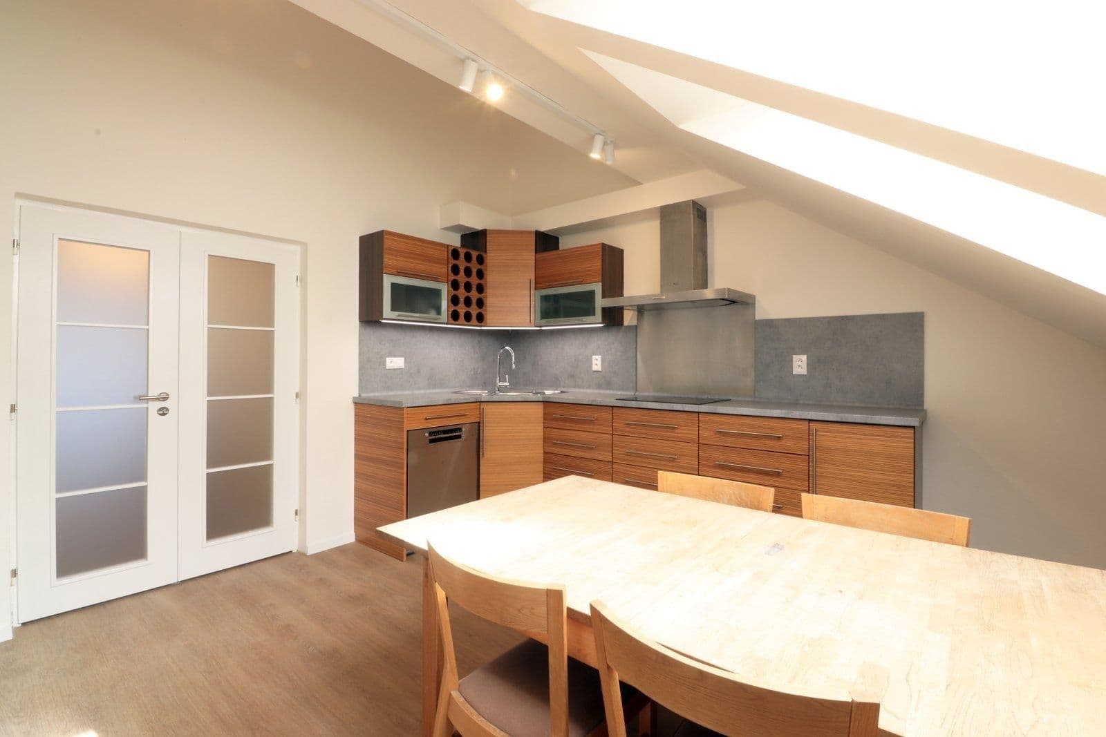 Prenájom bytu 5-izbový 200 m², Čajkovského, Praha, Praha Prenájom bytu 5-izbový 200 m², Čajkovského, Praha, Praha