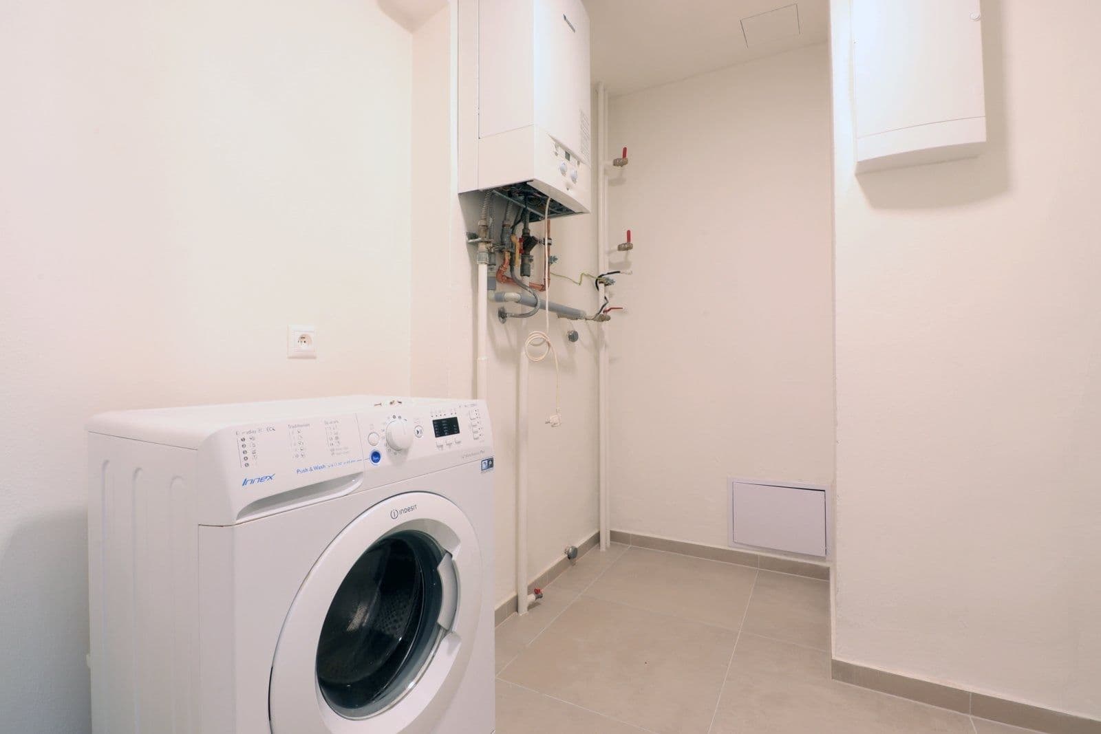 Prenájom bytu 5-izbový 200 m², Čajkovského, Praha, Praha Prenájom bytu 5-izbový 200 m², Čajkovského, Praha, Praha