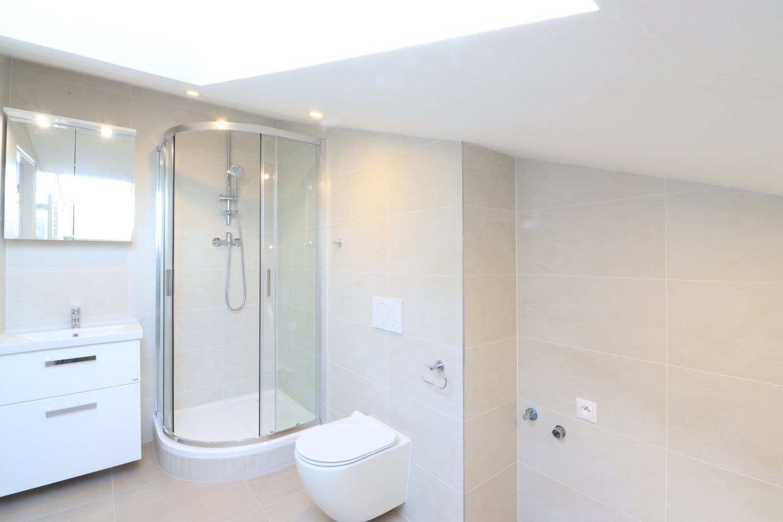 Prenájom bytu 5-izbový 200 m², Čajkovského, Praha, Praha Prenájom bytu 5-izbový 200 m², Čajkovského, Praha, Praha