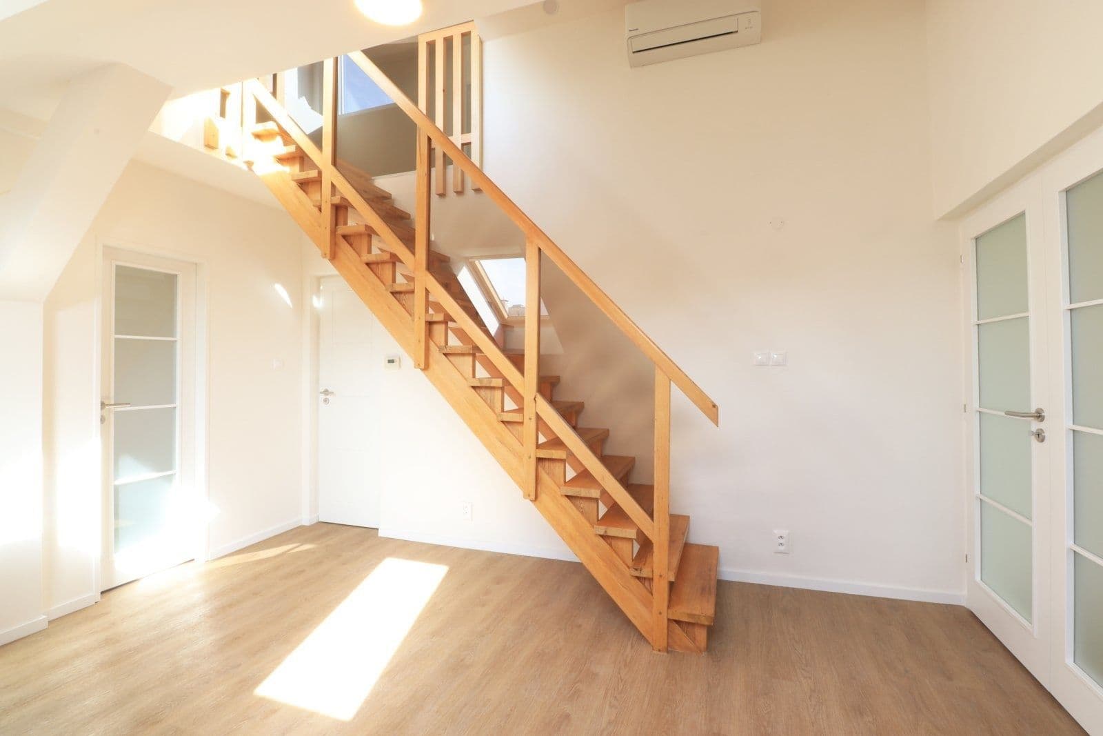 Prenájom bytu 5-izbový 200 m², Čajkovského, Praha, Praha Prenájom bytu 5-izbový 200 m², Čajkovského, Praha, Praha