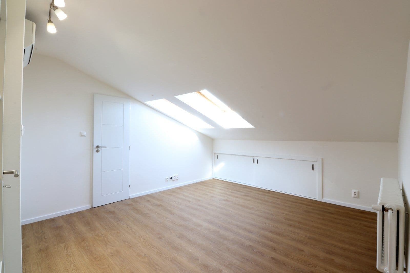 Prenájom bytu 5-izbový 200 m², Čajkovského, Praha, Praha Prenájom bytu 5-izbový 200 m², Čajkovského, Praha, Praha