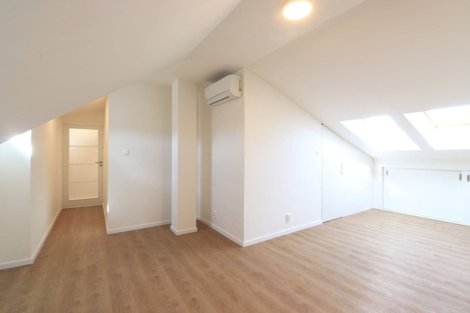 Prenájom bytu 5-izbový 200 m², Čajkovského, Praha, Praha Prenájom bytu 5-izbový 200 m², Čajkovského, Praha, Praha