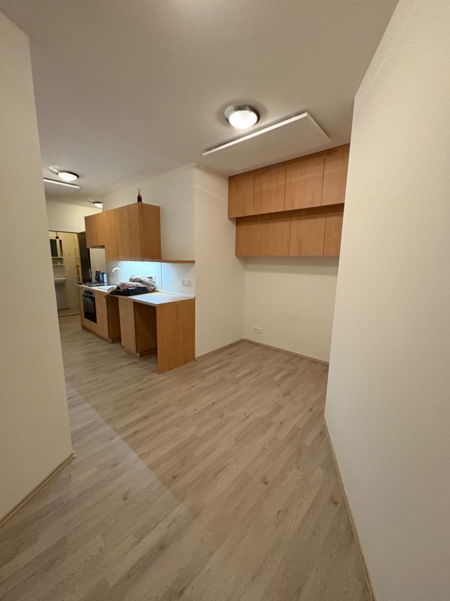 Prenájom bytu 1-izbový 21 m², Škvorec, Středočeský kraj Prenájom bytu 1-izbový 21 m², Škvorec, Středočeský kraj