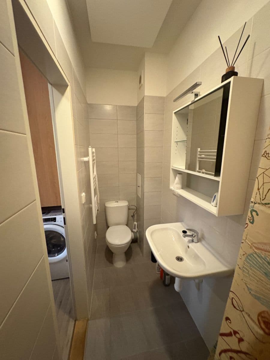 Prenájom bytu 1-izbový 21 m², Škvorec, Středočeský kraj Prenájom bytu 1-izbový 21 m², Škvorec, Středočeský kraj