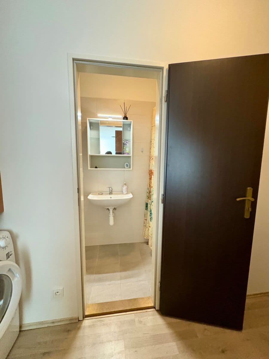 Prenájom bytu 1-izbový 21 m², Škvorec, Středočeský kraj Prenájom bytu 1-izbový 21 m², Škvorec, Středočeský kraj