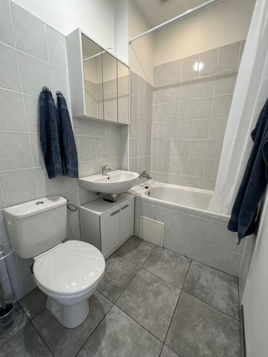 Prenájom bytu 1-izbový 37 m², náměstí Emy Destinové, Karlovy Vary, Karlovarský kraj Prenájom bytu 1-izbový 37 m², náměstí Emy Destinové, Karlovy Vary, Karlovarský kraj