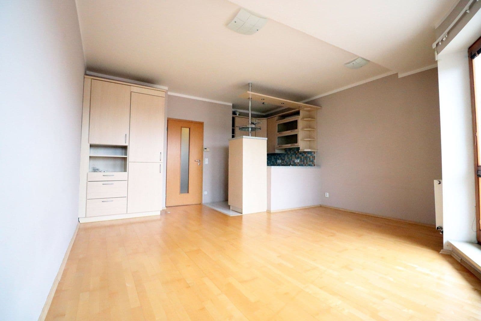 Prenájom bytu 3-izbový 81 m², Hořelické náměstí, Rudná, Středočeský kraj Prenájom bytu 3-izbový 81 m², Hořelické náměstí, Rudná, Středočeský kraj