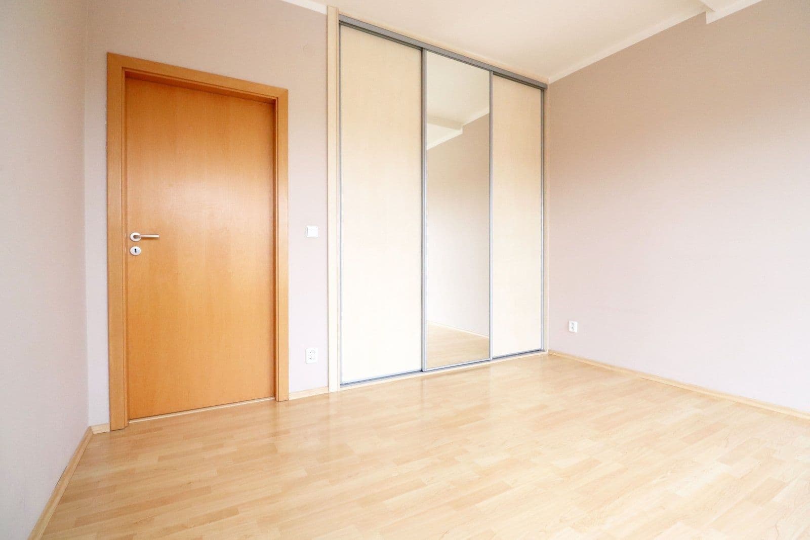 Prenájom bytu 3-izbový 81 m², Hořelické náměstí, Rudná, Středočeský kraj Prenájom bytu 3-izbový 81 m², Hořelické náměstí, Rudná, Středočeský kraj