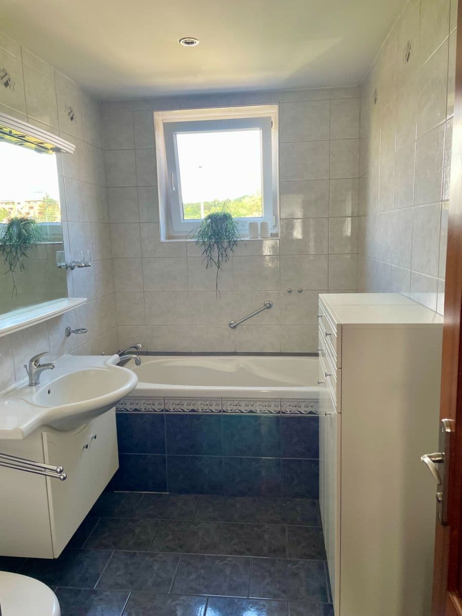 Prenájom bytu 3-izbový 89 m², K Červenému vrchu, Praha, Praha Prenájom bytu 3-izbový 89 m², K Červenému vrchu, Praha, Praha