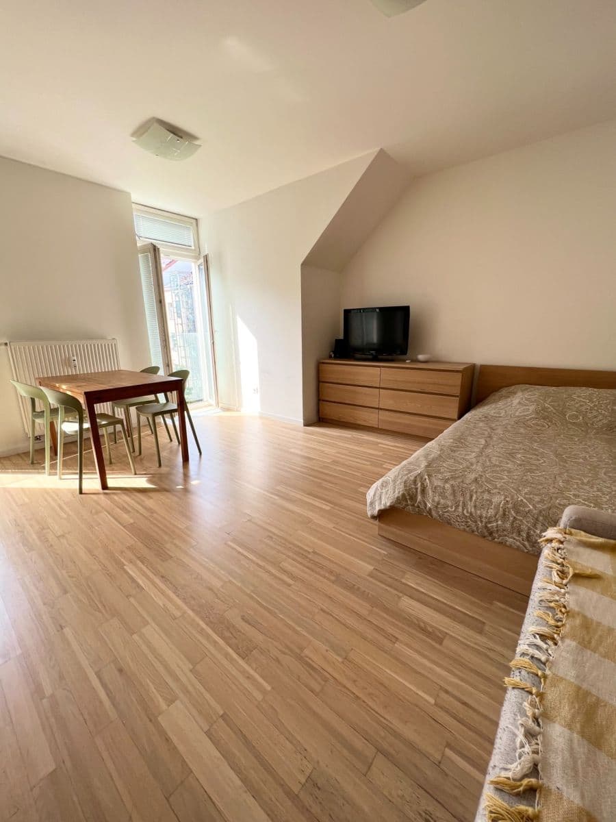 Prenájom bytu 1-izbový 38 m², Bořivojova, Praha, Praha Prenájom bytu 1-izbový 38 m², Bořivojova, Praha, Praha