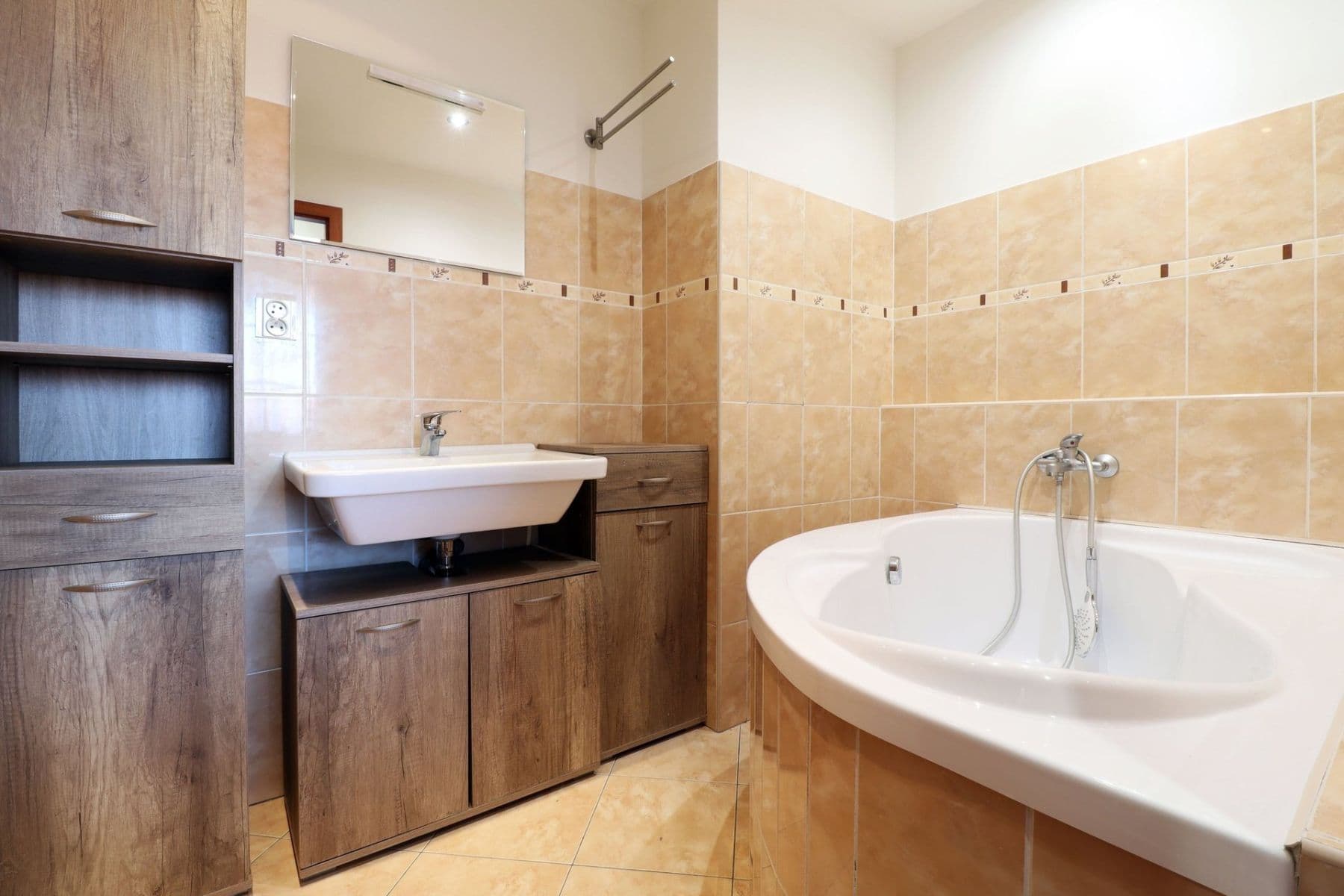 Prenájom bytu 3-izbový 76 m², Kojetická, Neratovice, Středočeský kraj Prenájom bytu 3-izbový 76 m², Kojetická, Neratovice, Středočeský kraj