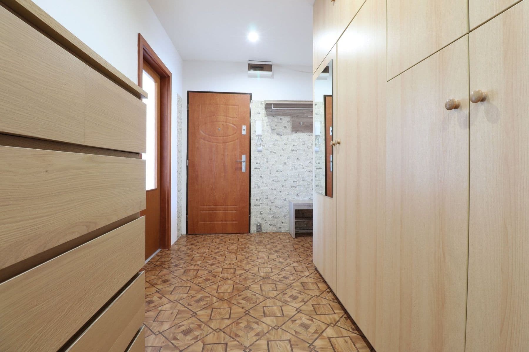 Prenájom bytu 3-izbový 76 m², Kojetická, Neratovice, Středočeský kraj Prenájom bytu 3-izbový 76 m², Kojetická, Neratovice, Středočeský kraj