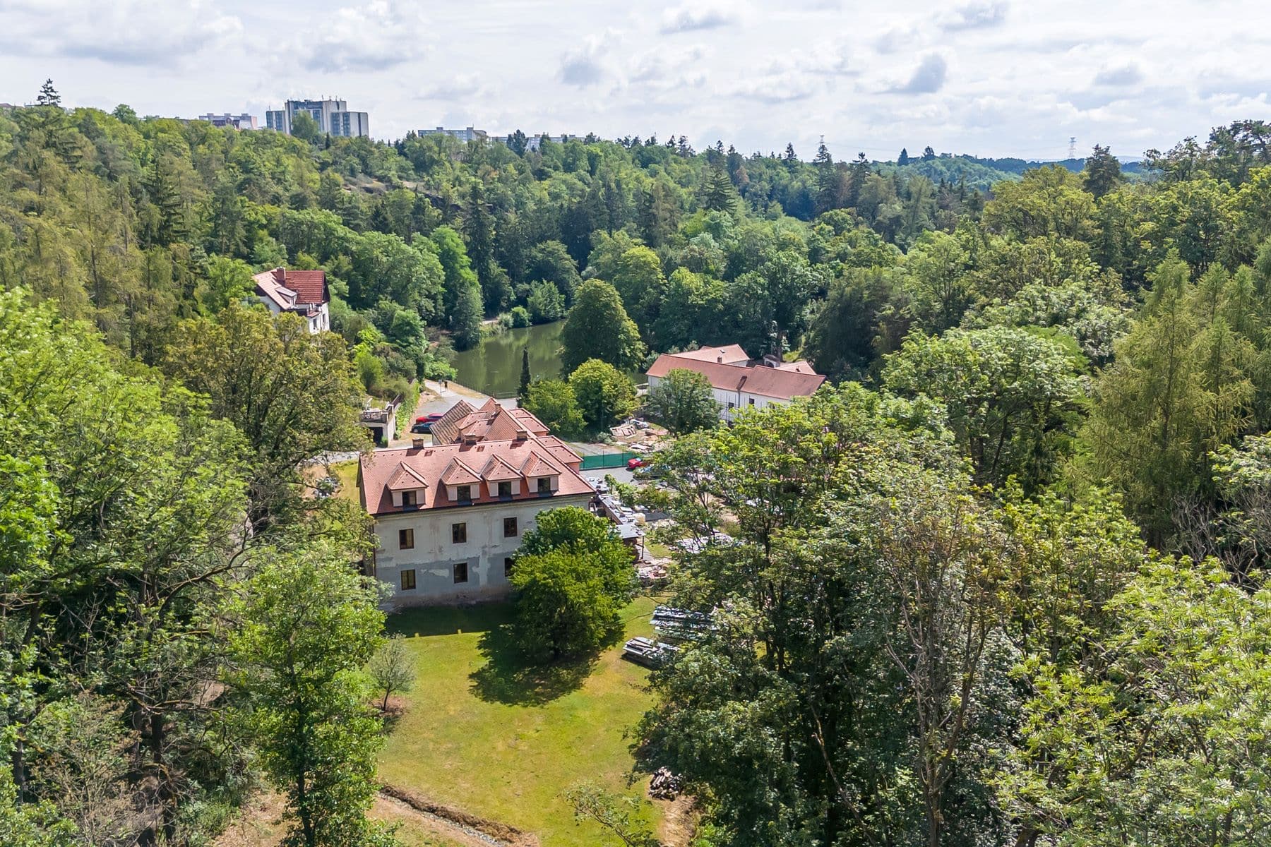 Predaj domu 1.009 m², pozemek 3.687 m², K Borovíčku, Praha, Praha Predaj domu 1.009 m², pozemek 3.687 m², K Borovíčku, Praha, Praha