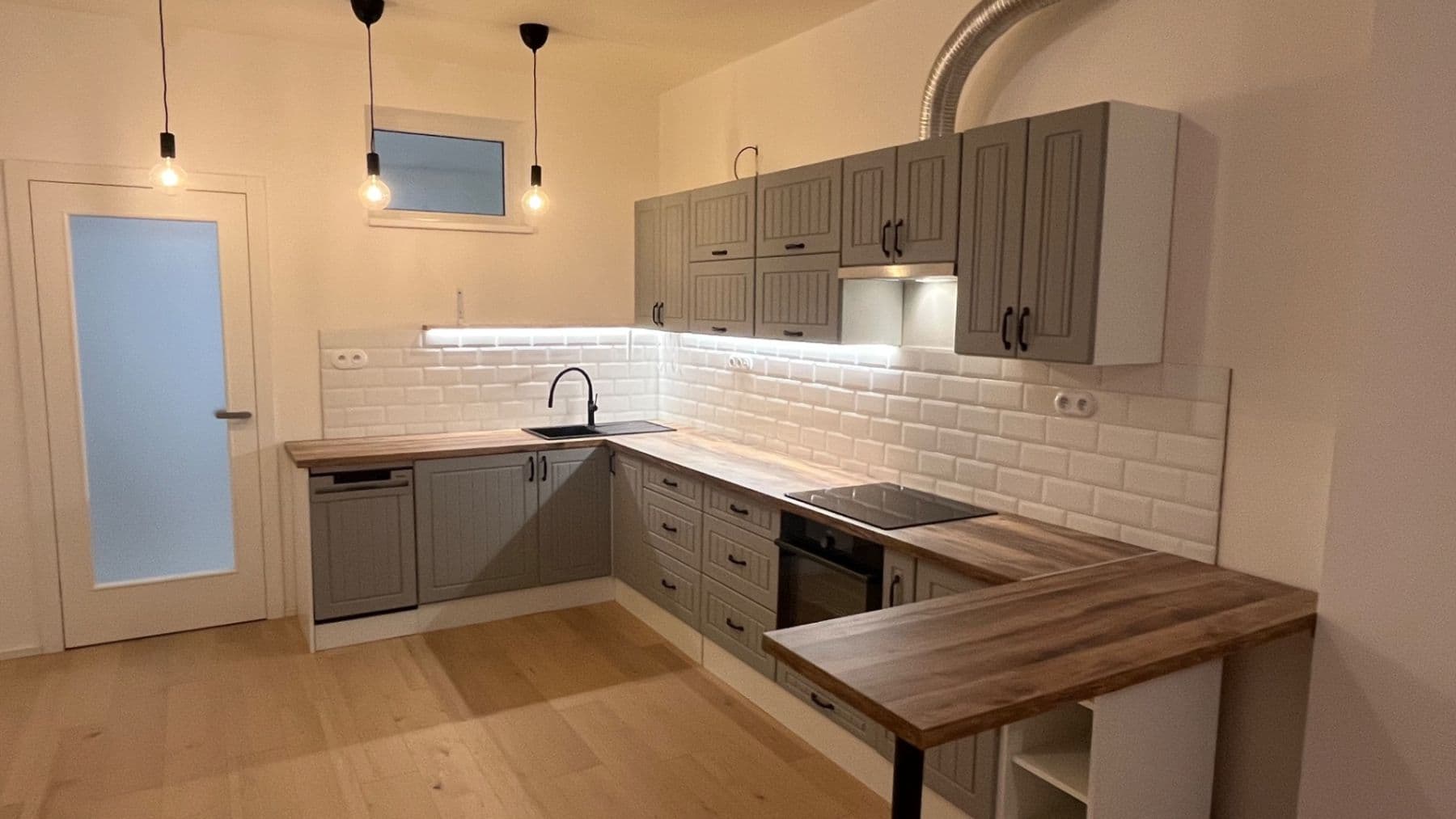 Prenájom bytu 3-izbový 83 m², Na Farkáně Ⅲ, Praha, Praha Prenájom bytu 3-izbový 83 m², Na Farkáně Ⅲ, Praha, Praha