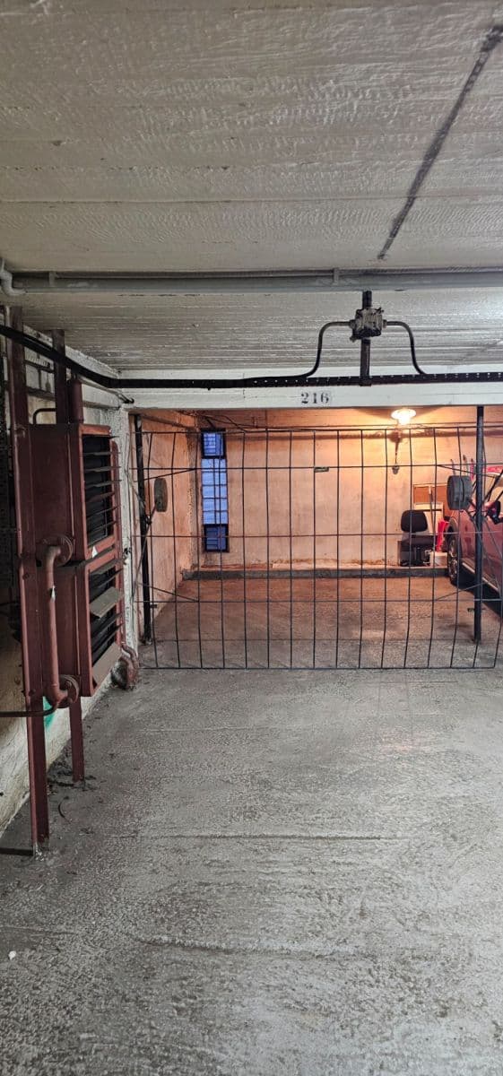 Prenájom garáže 20 m², Jihlavská, Praha, Praha Prenájom garáže 20 m², Jihlavská, Praha, Praha