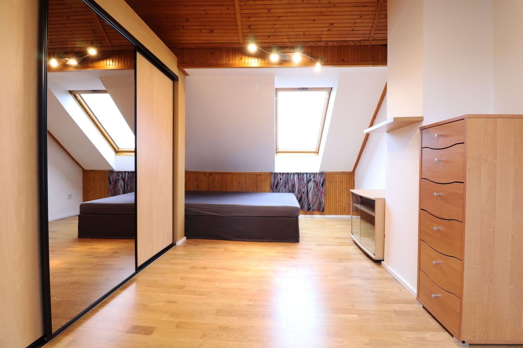 Prenájom bytu 3-izbový 91 m², M. Majerové, Kladno, Středočeský kraj Prenájom bytu 3-izbový 91 m², M. Majerové, Kladno, Středočeský kraj