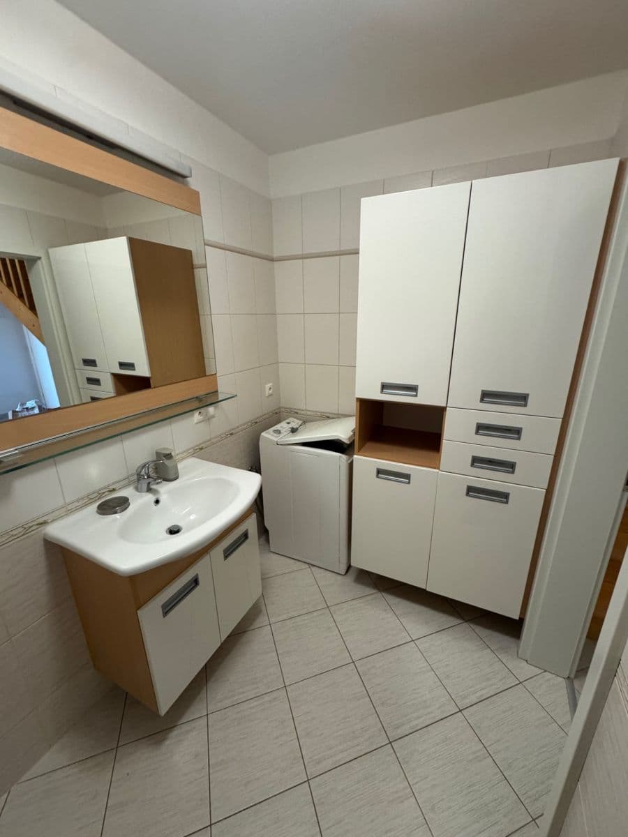 Prenájom bytu 3-izbový 105 m², Černomořská, Praha, Praha Prenájom bytu 3-izbový 105 m², Černomořská, Praha, Praha