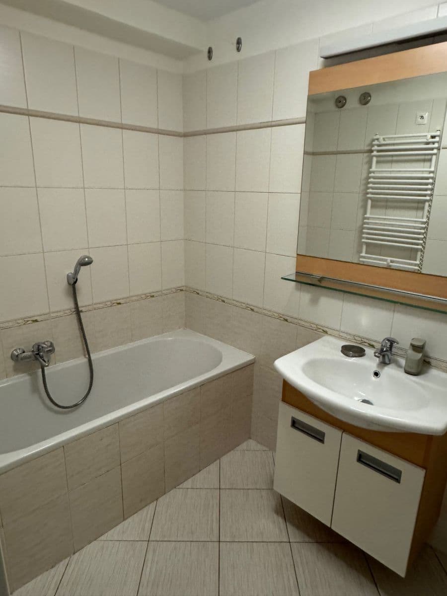 Prenájom bytu 3-izbový 105 m², Černomořská, Praha, Praha Prenájom bytu 3-izbový 105 m², Černomořská, Praha, Praha