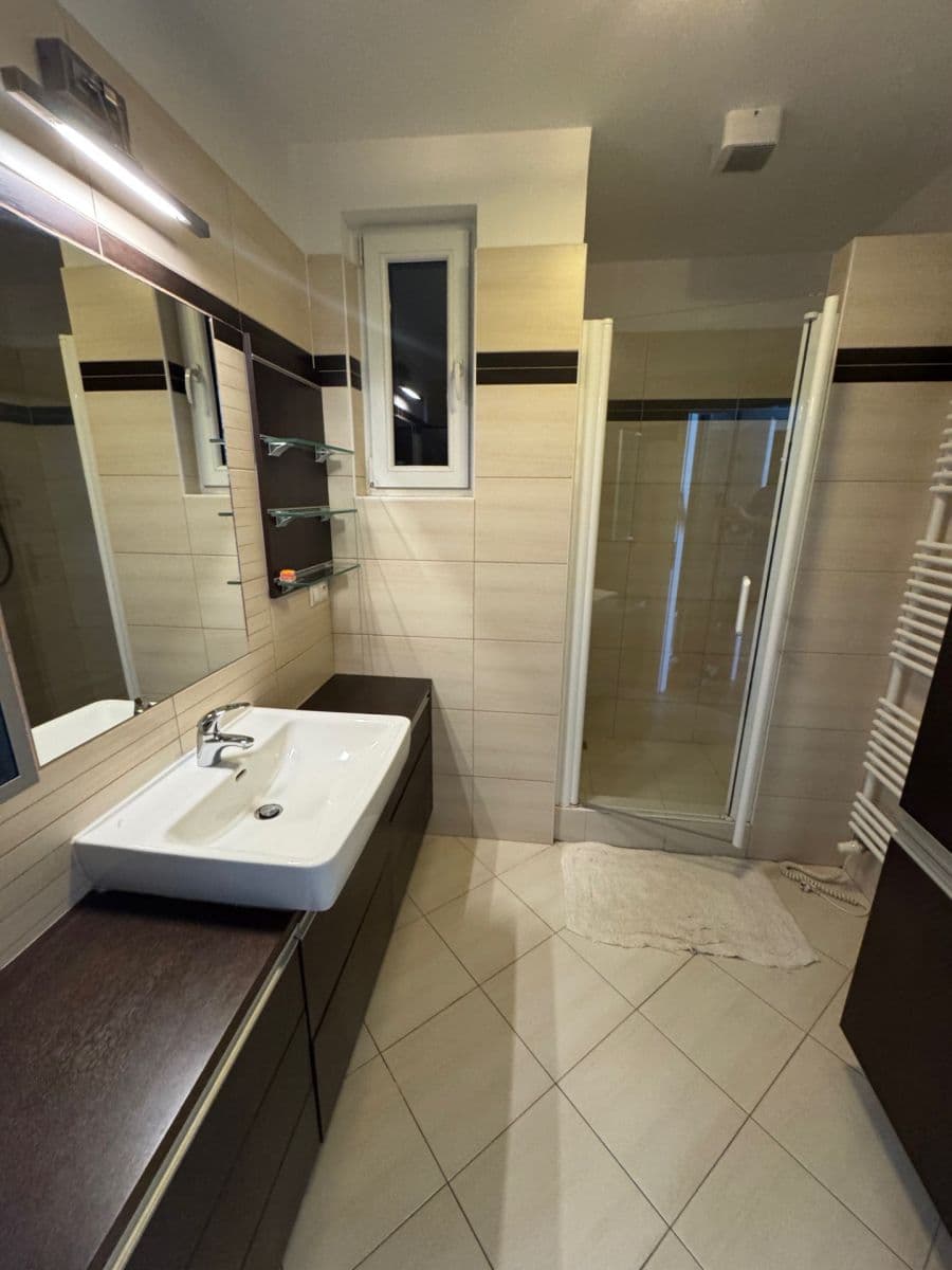 Prenájom bytu 3-izbový 105 m², Černomořská, Praha, Praha Prenájom bytu 3-izbový 105 m², Černomořská, Praha, Praha
