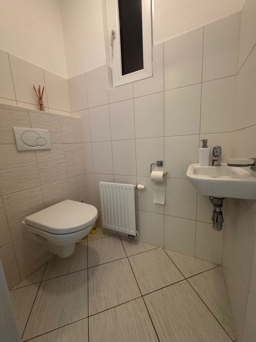 Prenájom bytu 3-izbový 105 m², Černomořská, Praha, Praha Prenájom bytu 3-izbový 105 m², Černomořská, Praha, Praha