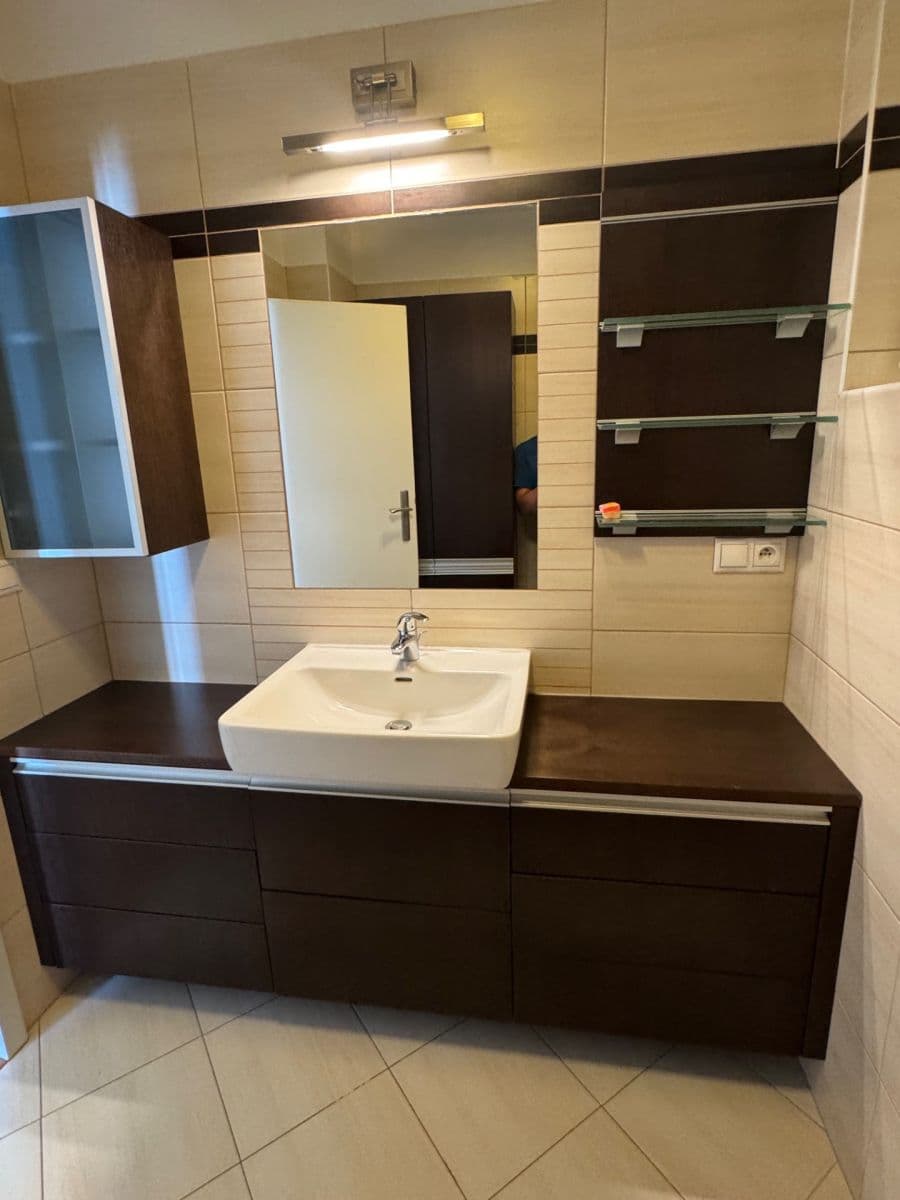 Prenájom bytu 3-izbový 105 m², Černomořská, Praha, Praha Prenájom bytu 3-izbový 105 m², Černomořská, Praha, Praha