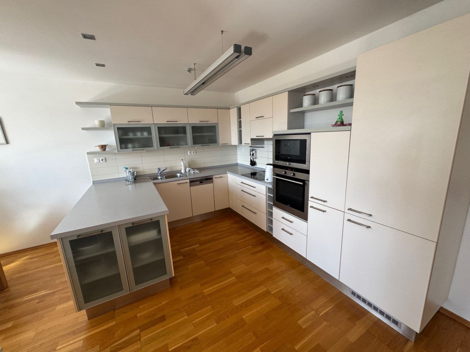 Prenájom bytu 3-izbový 105 m², Černomořská, Praha, Praha Prenájom bytu 3-izbový 105 m², Černomořská, Praha, Praha