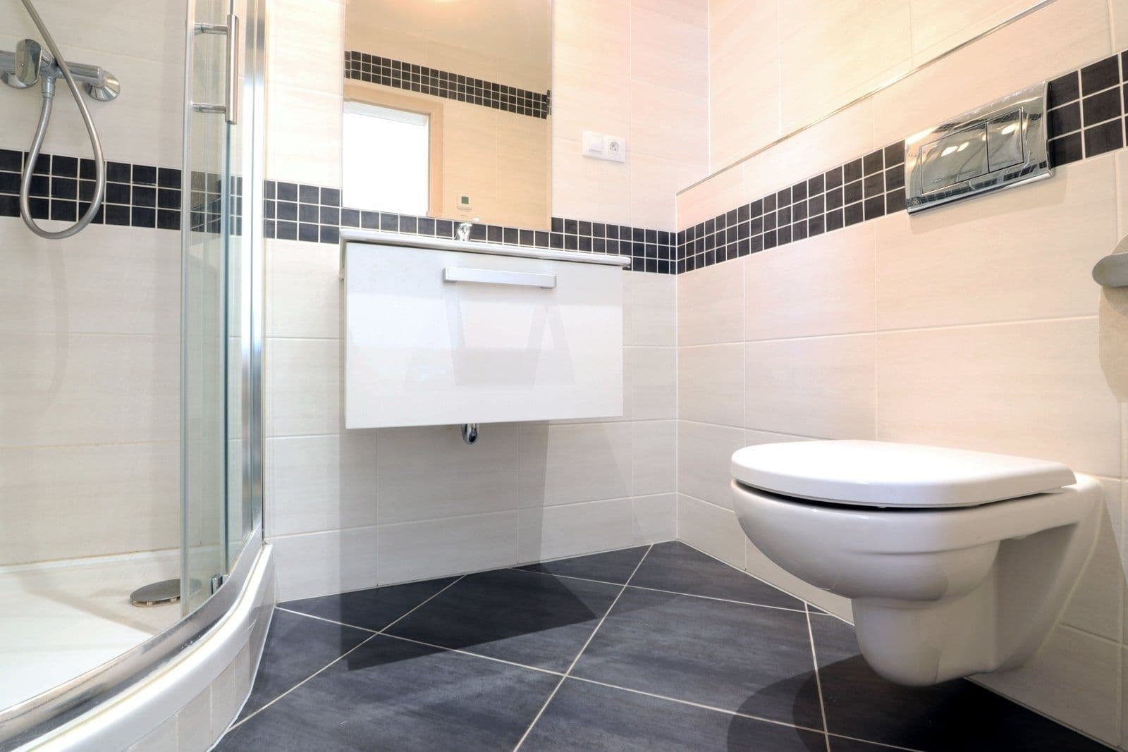 Prenájom bytu 4-izbový 110 m², Kadečkové, Praha, Praha Prenájom bytu 4-izbový 110 m², Kadečkové, Praha, Praha