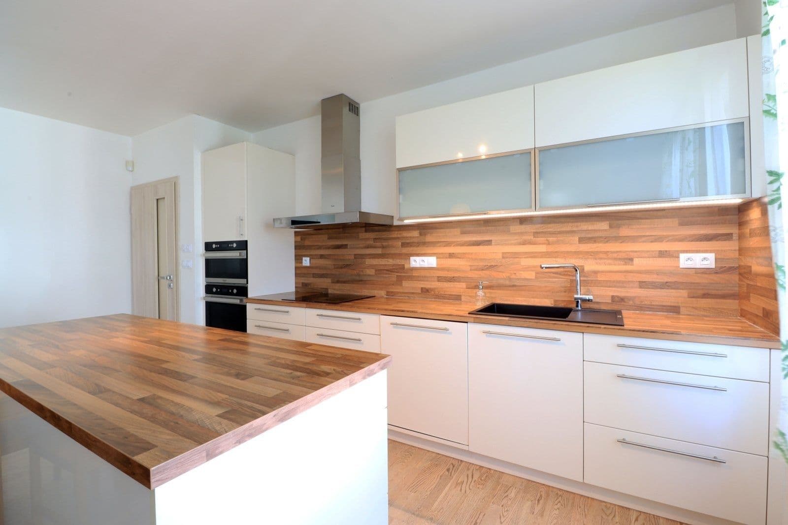 Prenájom bytu 4-izbový 110 m², Kadečkové, Praha, Praha Prenájom bytu 4-izbový 110 m², Kadečkové, Praha, Praha