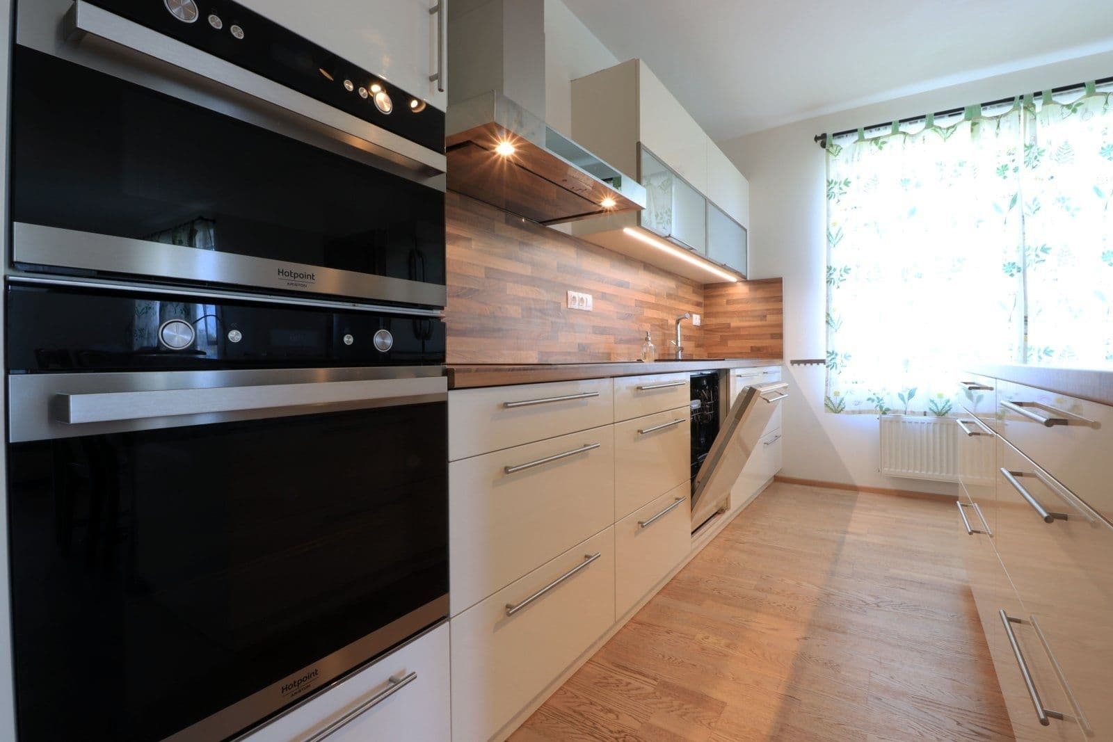 Prenájom bytu 4-izbový 110 m², Kadečkové, Praha, Praha Prenájom bytu 4-izbový 110 m², Kadečkové, Praha, Praha