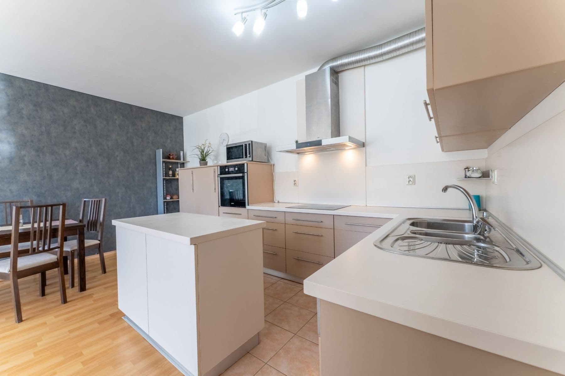 Predaj bytu 3-izbový 80 m², Sicherova, Praha, Praha Predaj bytu 3-izbový 80 m², Sicherova, Praha, Praha